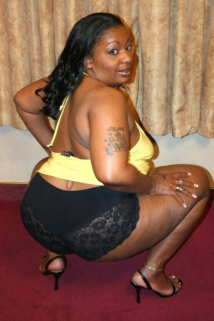 16P Big ebony Carmyell spreading her thick black thighs to take cock thrusting in he
