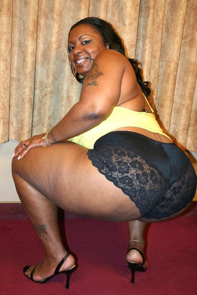 16P Big ebony Carmyell spreading her thick black thighs to take cock thrusting in he