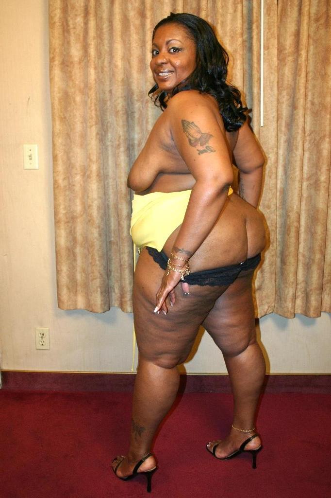 16P Big ebony Carmyell spreading her thick black thighs to take cock thrusting in he
