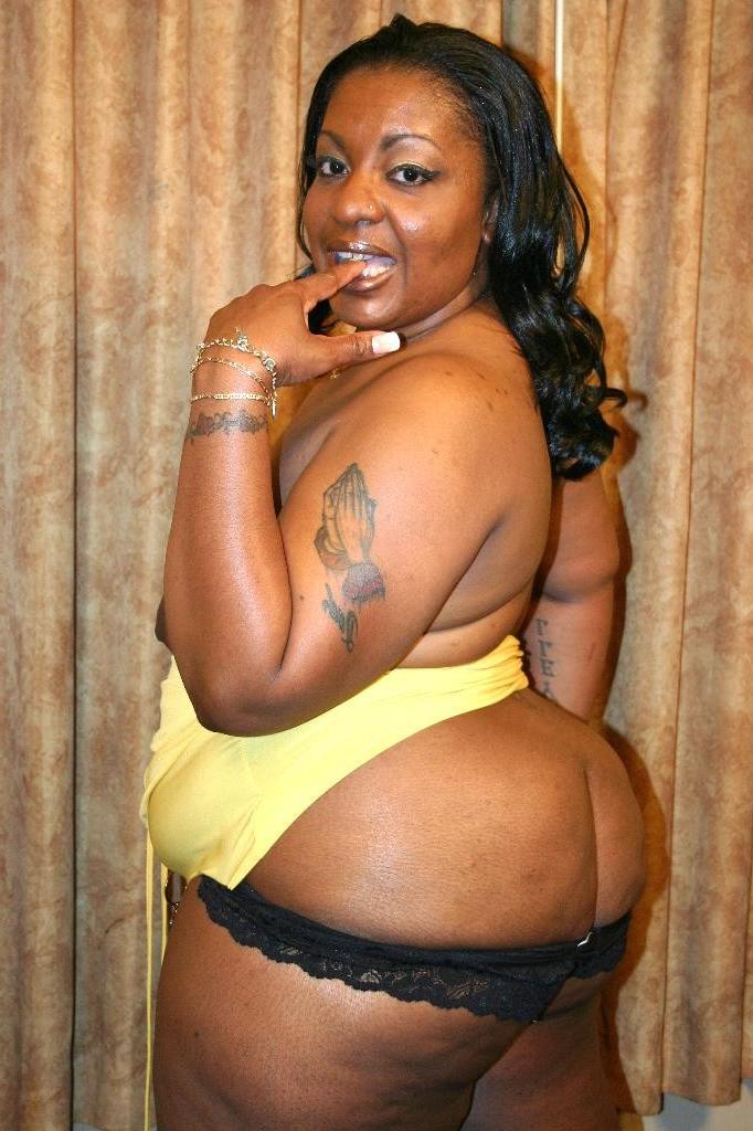 16P Big ebony Carmyell spreading her thick black thighs to take cock thrusting in he