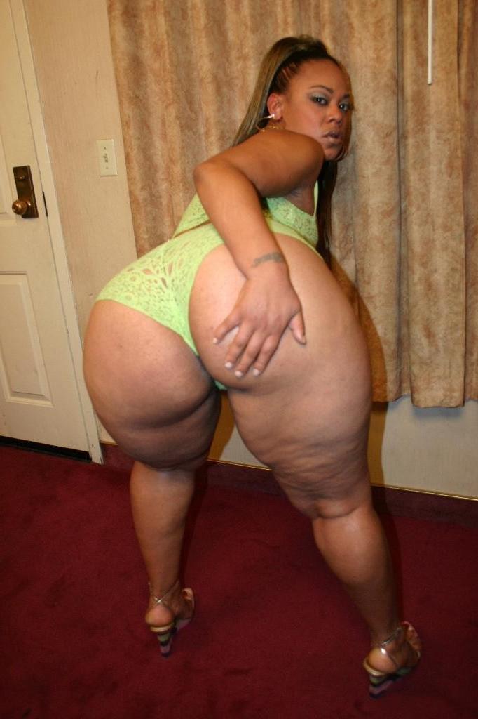 16P Horny ebony Big Red showing off her bountiful booty and takes pussy screwing by 