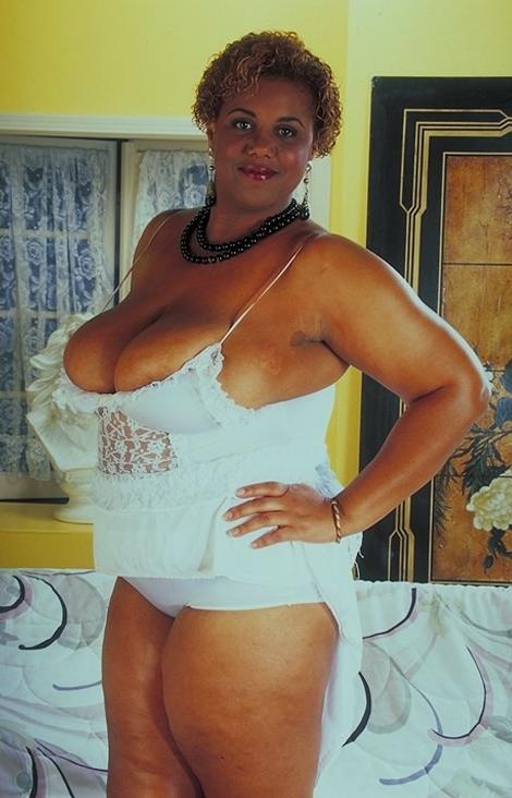 20P Horny big tit ebony bbw posing and teasing naked in bed