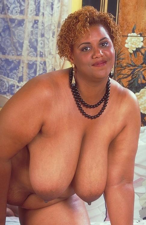 20P Horny big tit ebony bbw posing and teasing naked in bed