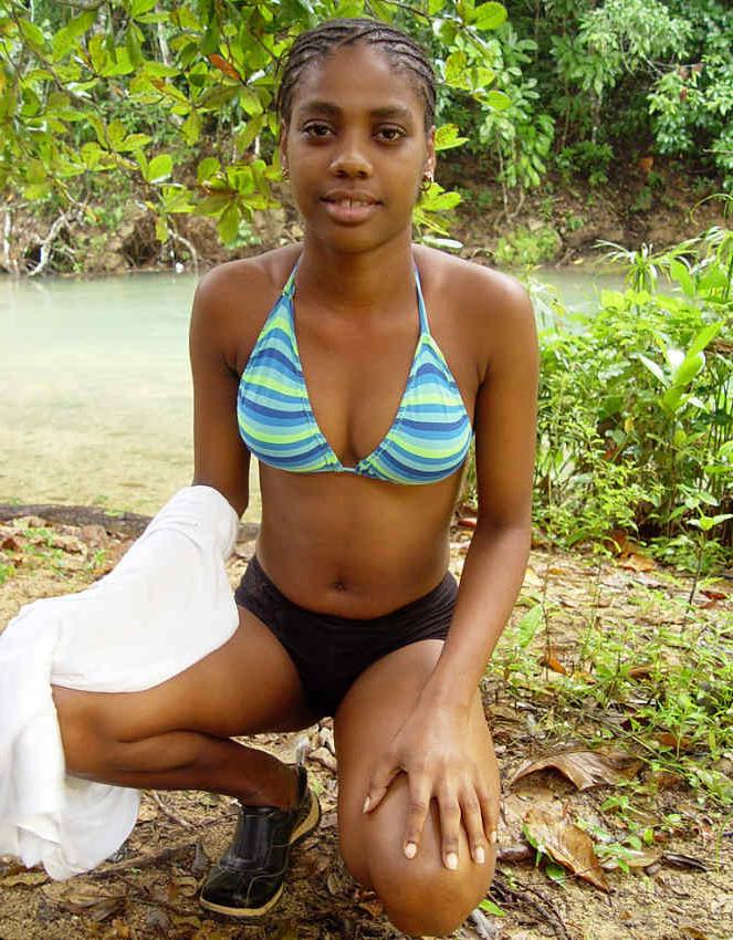20P Lovely ebony teen in bikini outdoor