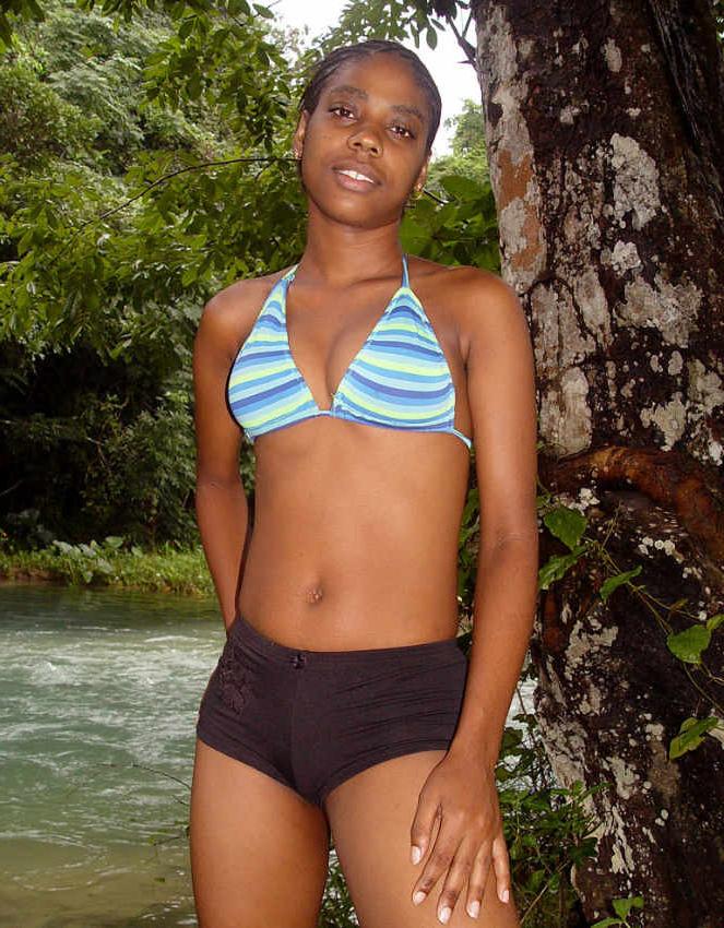 20P Lovely ebony teen in bikini outdoor