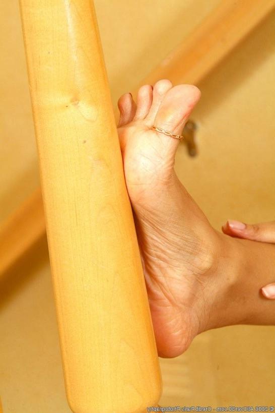 16P ebony milf flashing her pussy and sexy feet