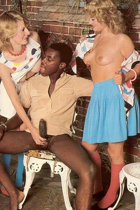 16P Black dude fucking two seventies chiquitas