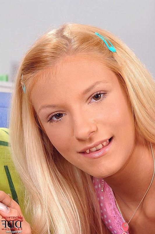 16P Eve Jordan blonde teen masturbates her pussy with blue vibrator