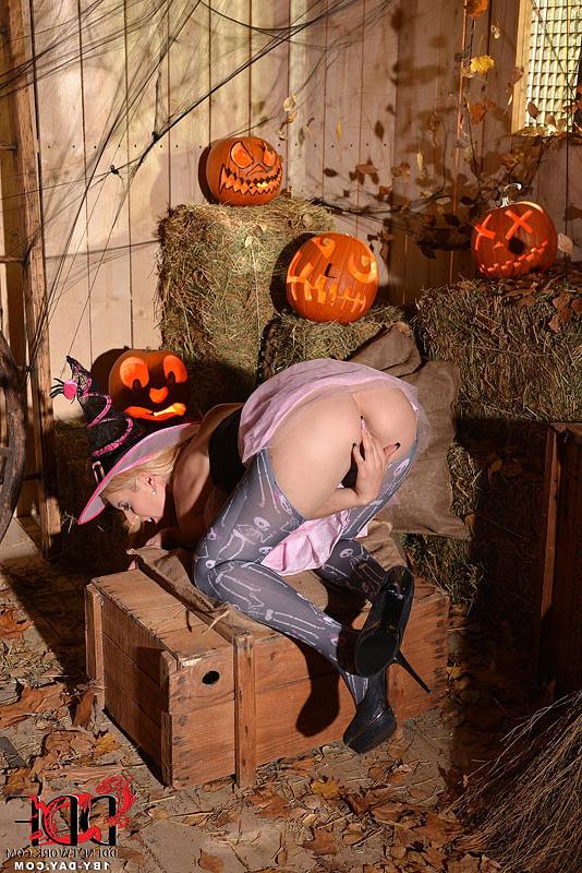 16P Mira Sunset the blonde vampire witch playing with her pussy