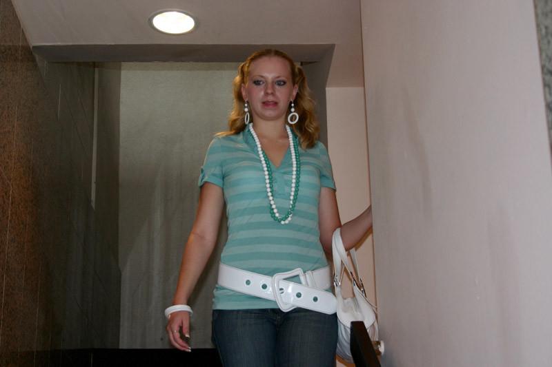 16P Blonde girl in hot threesome action