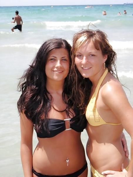21P Les jeunes salopes en bikini et topless