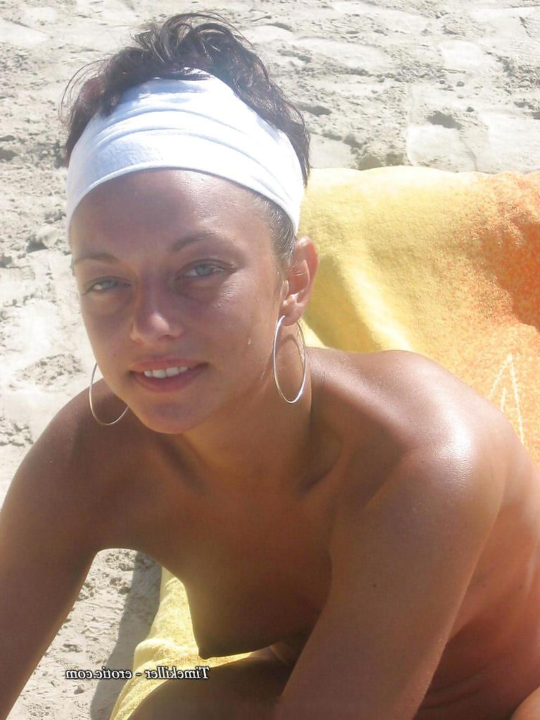 21P Les jeunes salopes en bikini et topless