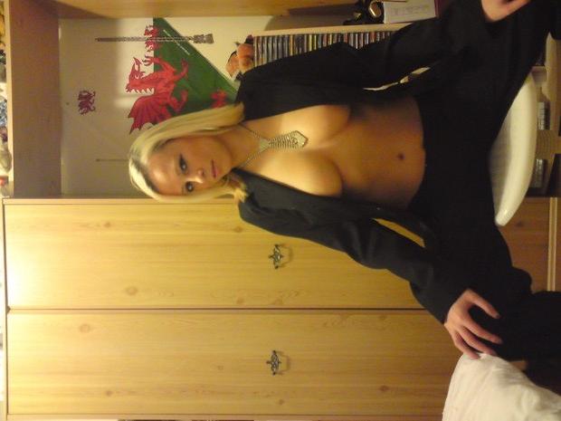 15P A college teen takes pics of herself for dating website