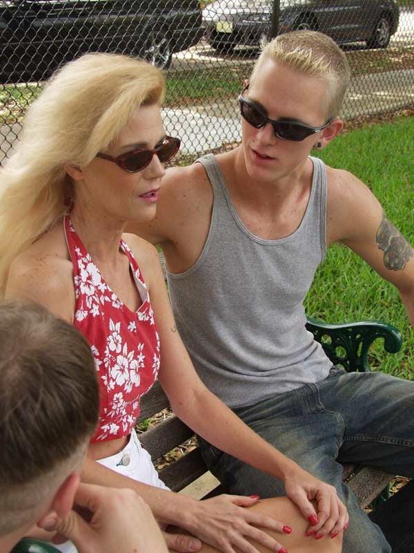 16P Blonde mature mom in threesome action