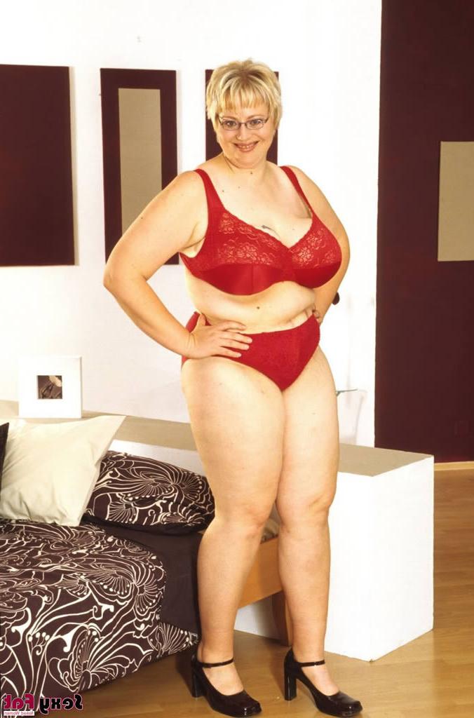16P BBW In Red Bra &amp;amp; Panties Plays with a Vibrator