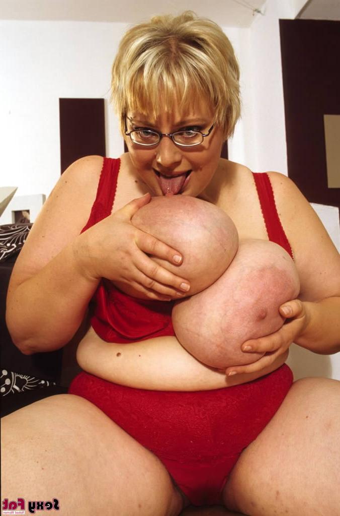 16P BBW In Red Bra &amp;amp; Panties Plays with a Vibrator
