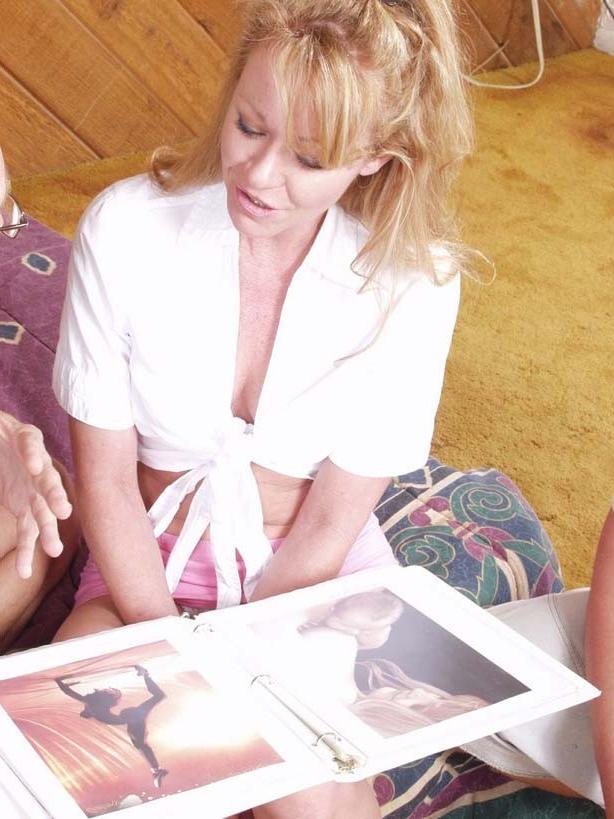 16P Blonde mature mom in threesome action on bed