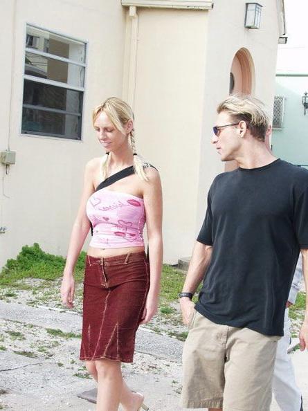 16P Big titted blonde in threesome action