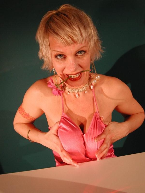 16P Mature blonde spreads her pussy lips to show her clit piercing