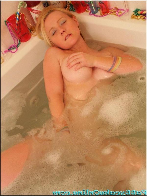 15P Little blonde slut rubbing her soapy pussy in the tub