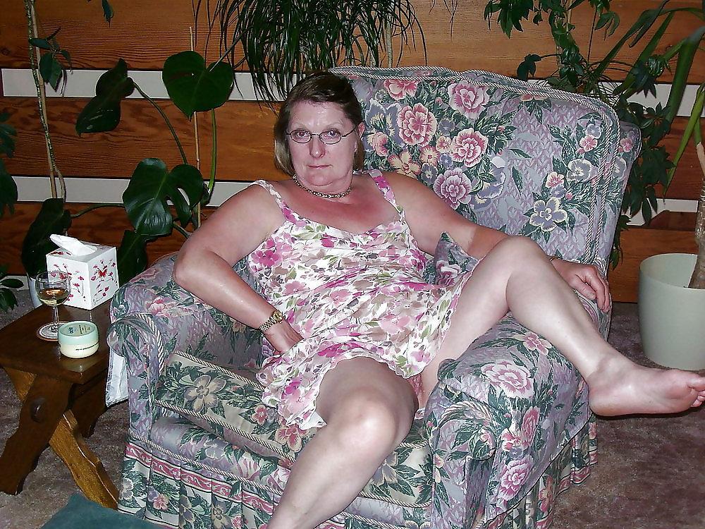 19P Upskirt Grannies x 2