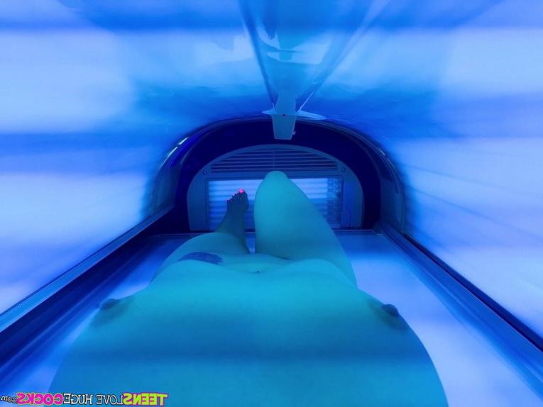 12P She got her pussy drilled on that tanning bed