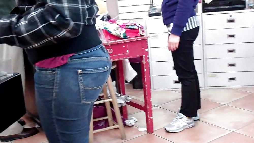 25P Bubble butt & ass in tight jeans