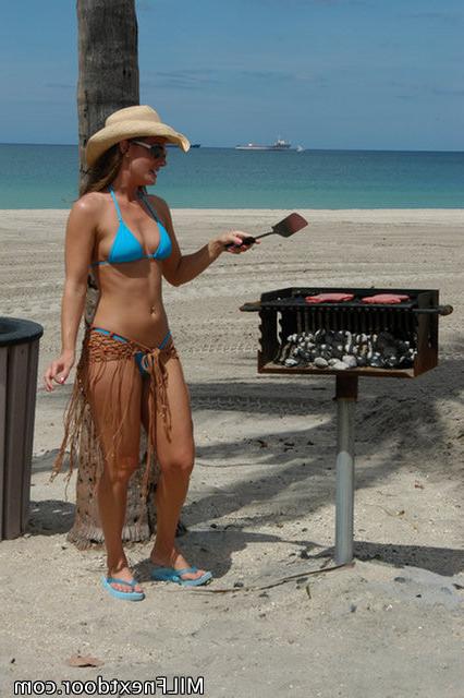 12P 12 pics and 1 movie of Christina from Milf Next Door