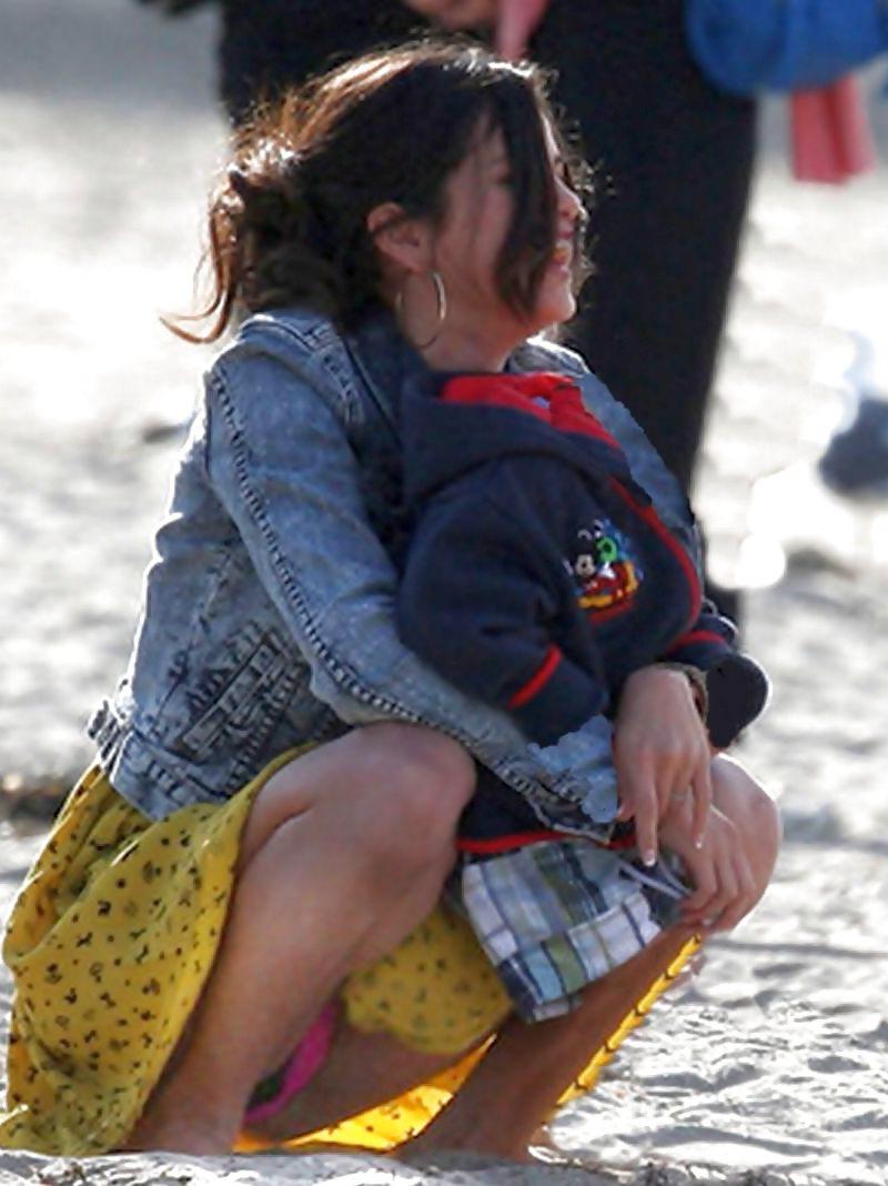 4P Selena Gomez Upskirt