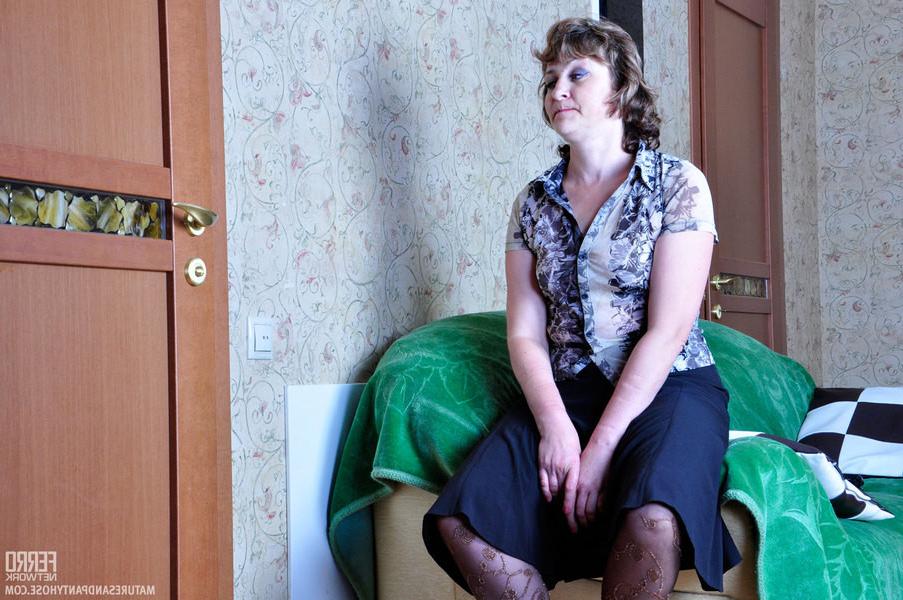 20P Heated mommy in dark patterned tights talks a neighbor into a ha