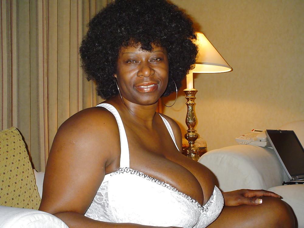 25P Busty Ebony Babes From SmutDates.com