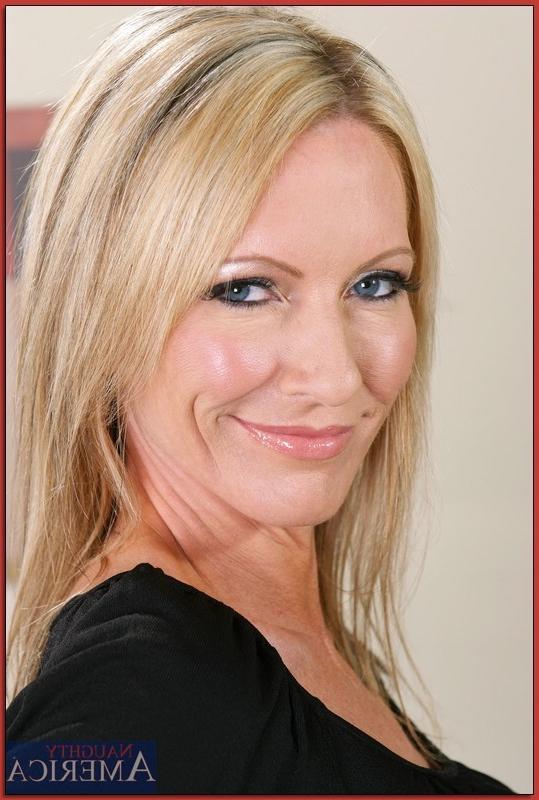 12P Escort Emma Starr sucks large cock