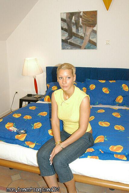12P 12 pics and 1 movie of Vivianne from Mikes Apartment