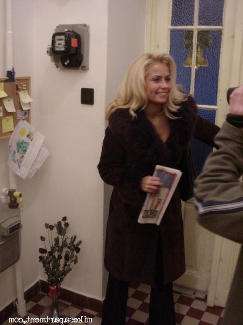 11P 12 pics and 1 movie of Angela from Mikes Apartment