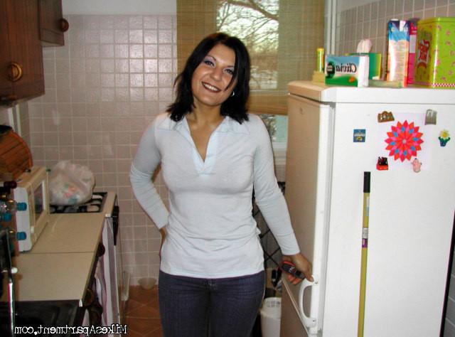 12P 12 pics and 1 movie of Vicky from Mikes Apartment