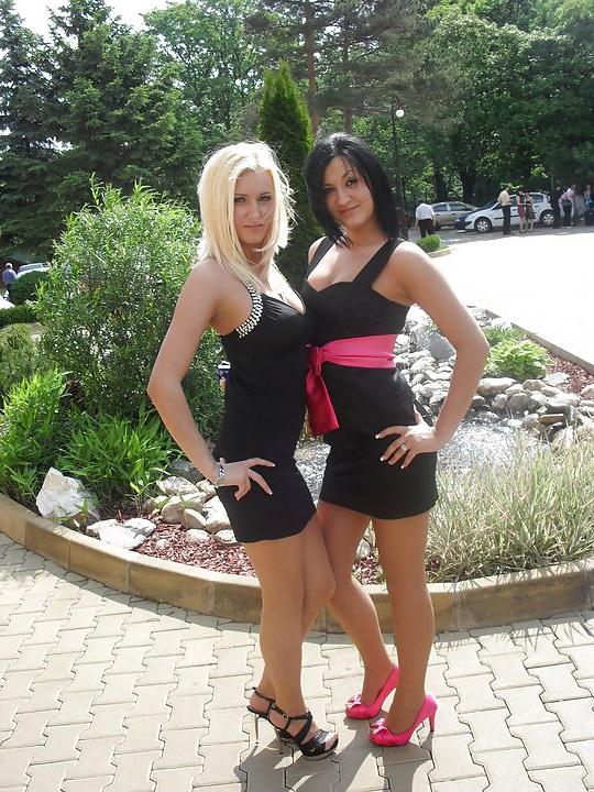 23P Amateur blond babe with sexy legs