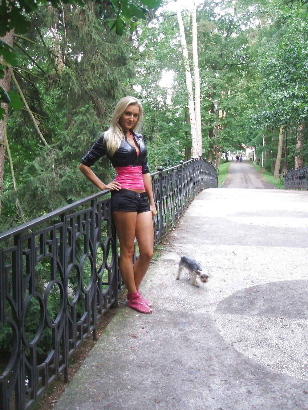23P Amateur blond babe with sexy legs