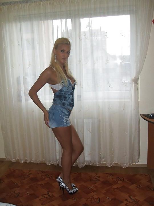 23P Amateur blond babe with sexy legs