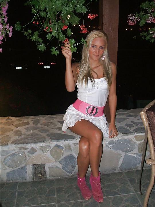 23P Amateur blond babe with sexy legs