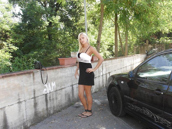 23P Amateur blond babe with sexy legs