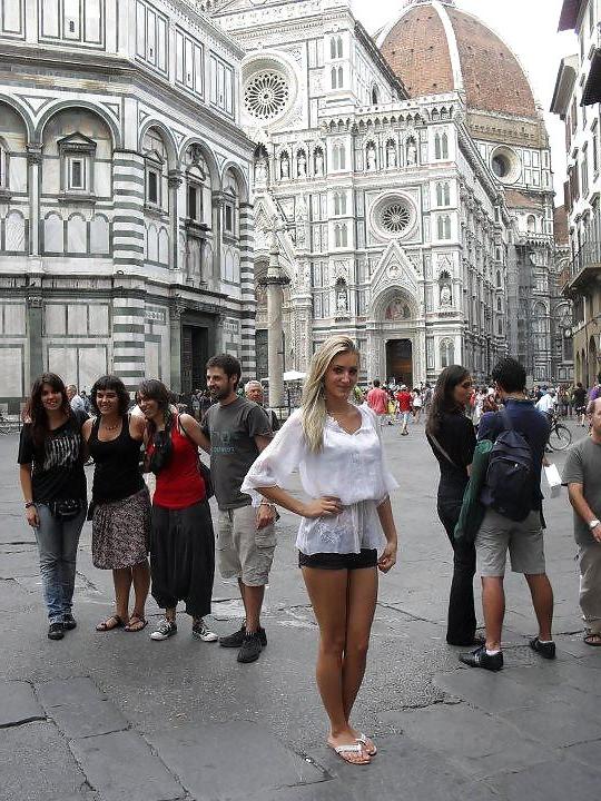 23P Amateur blond babe with sexy legs