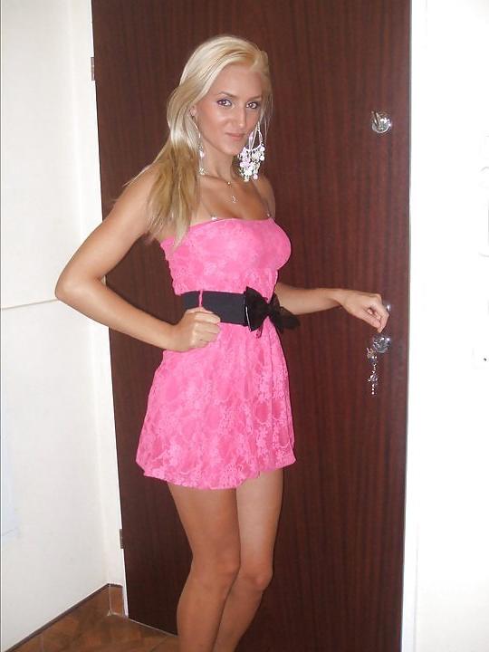 23P Amateur blond babe with sexy legs