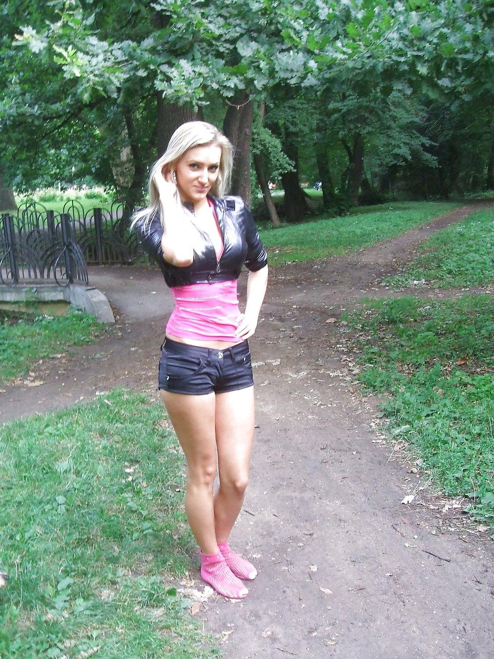 23P Amateur blond babe with sexy legs