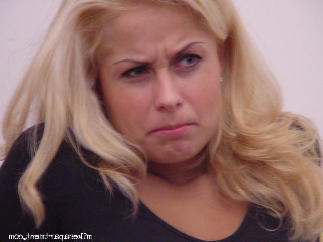 11P Hot blonde babe usin her tiny weenie vibrator