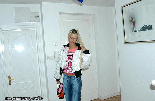 12P 12 pics and 1 movie of Carina from Mikes Apartment