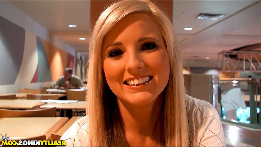 12P 12 pics and 1 movie of Beella from Street Blowjobs