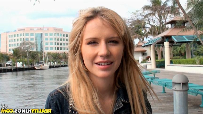 12P 12 pics and 1 movie of Kellyi from Street Blowjobs