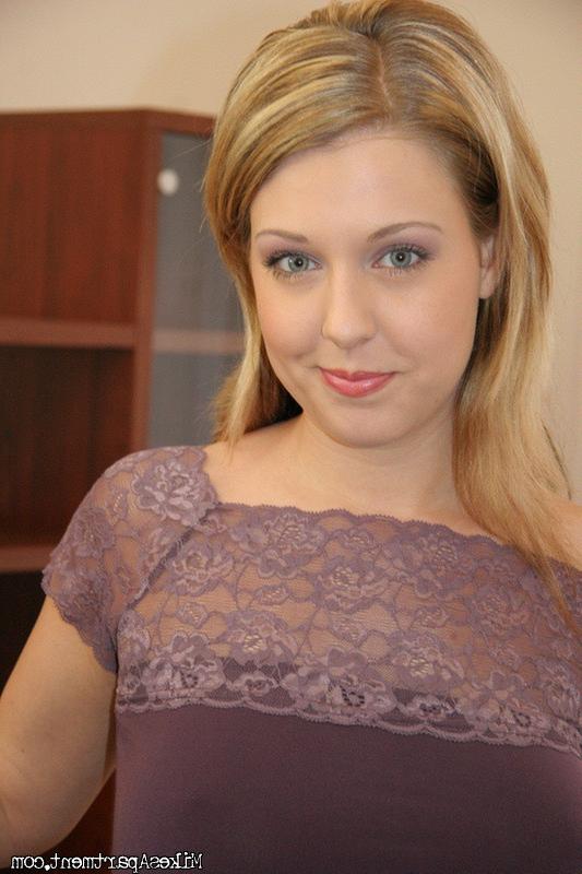 12P 12 pics and 1 movie of Carla from Mikes Apartment