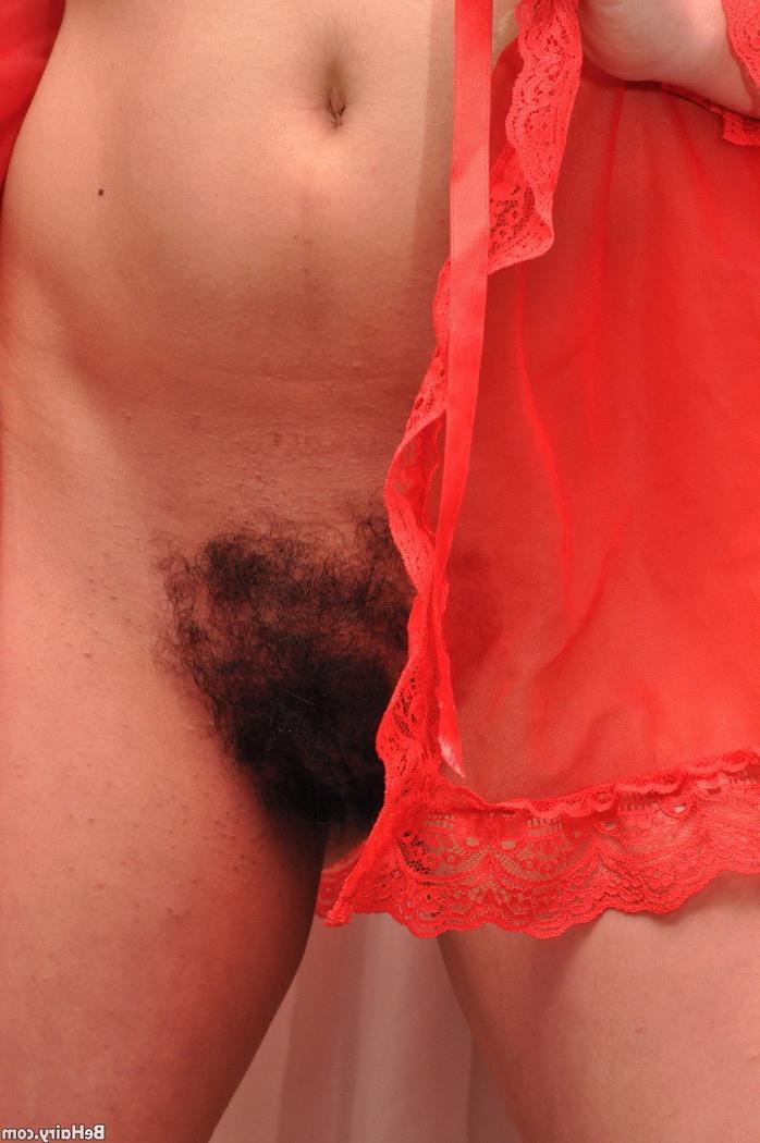 16P Housewife shows her sexy hairy vagina