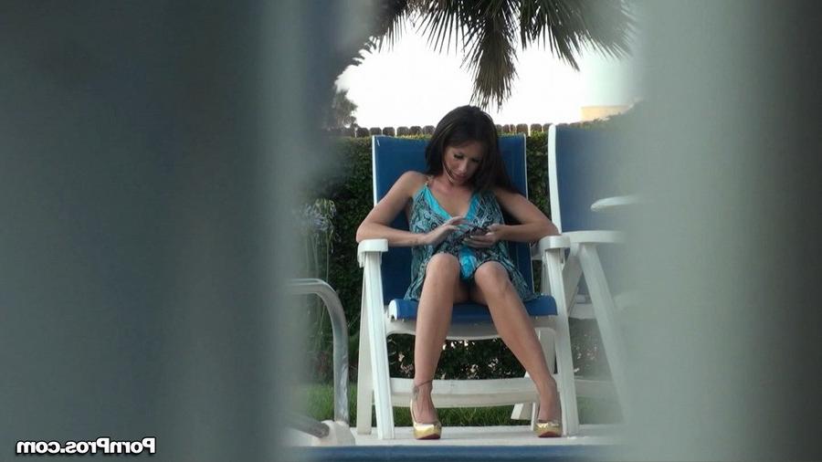 16P UPskirt voyeur